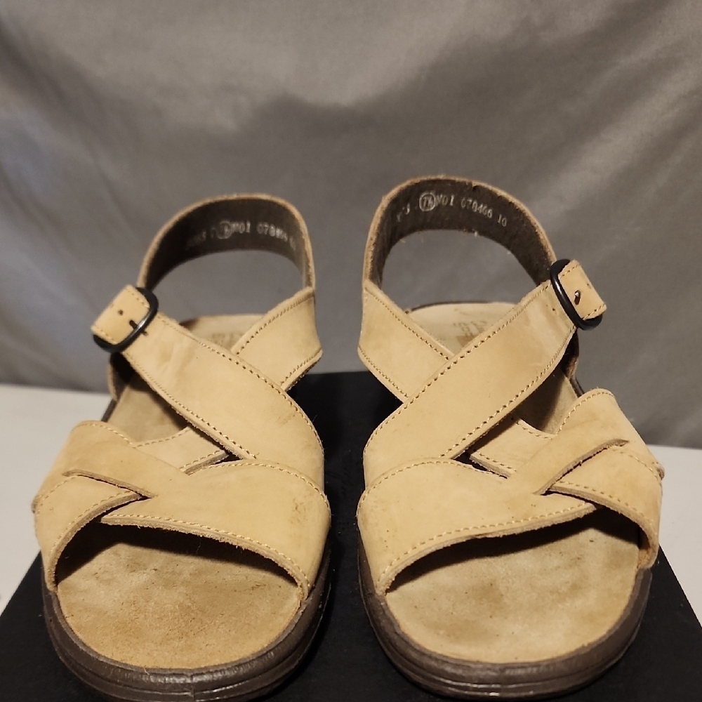 Clarks Women's Tan Cross-Strap Sandals - Picture 1 of 9